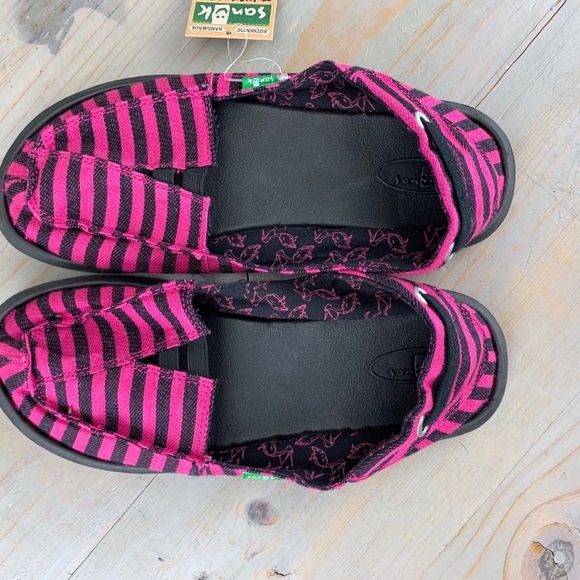 SANUK CASTAWAY PINK AND BLACK STRIPED SHOES NWT - Picture 4 of 6